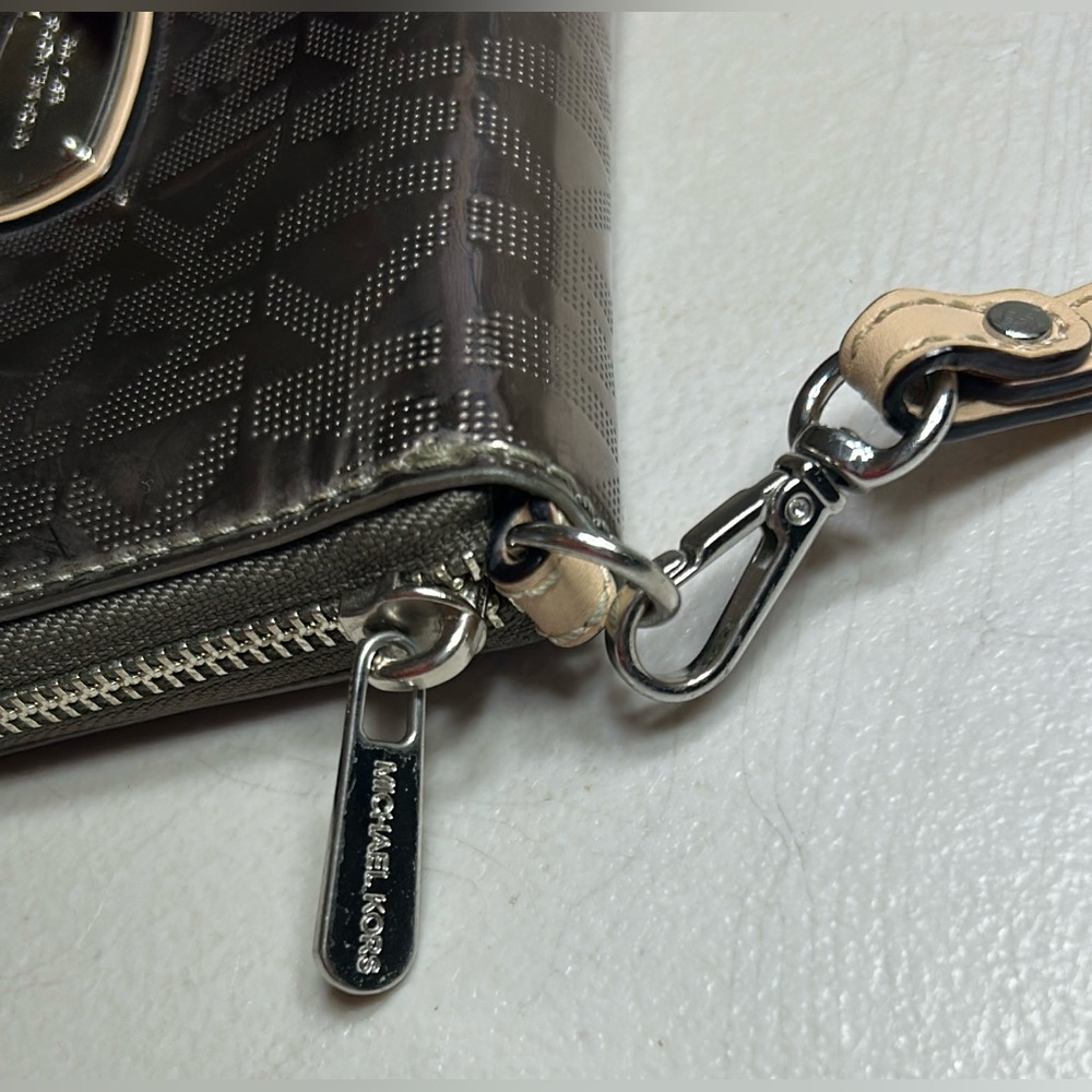 Michael Kors Wristled Wallet Metallic Brown/Silver with Logo and Zipper - Picture 4 of 10